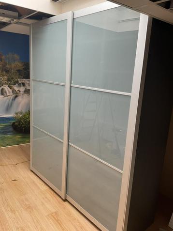 Mooie grote kledingkast met schuifdeuren beschikbaar voor biedingen