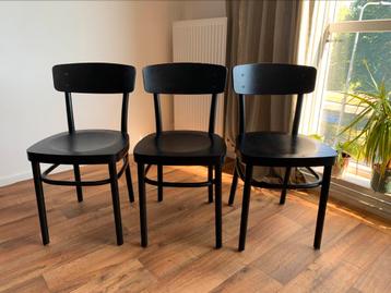 Set van 3 zwarte houten IKEA-stoelen  beschikbaar voor biedingen