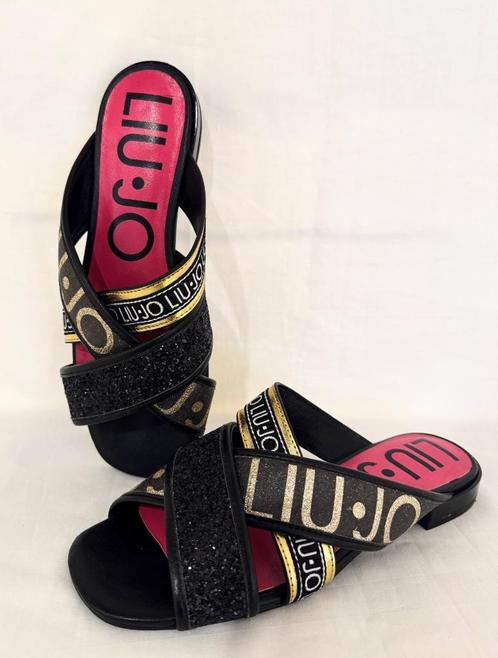 Prachtige slippers van LIU JO (37), Kleding | Dames, Schoenen, Zo goed als nieuw, Slippers, Zwart, Ophalen of Verzenden