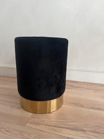 Zwarte velvet poef met gouden onderrand – chique en modern beschikbaar voor biedingen