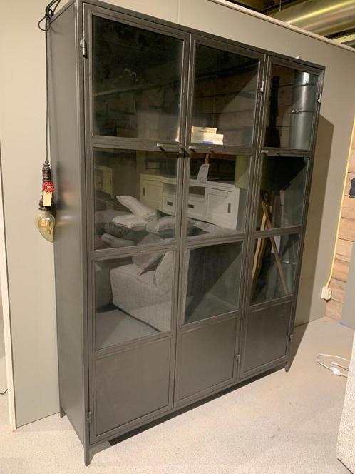vitrinekast metaal industrieel, Huis en Inrichting, Kasten | Vitrinekasten, Nieuw, 150 tot 200 cm, 100 tot 150 cm, 25 tot 50 cm