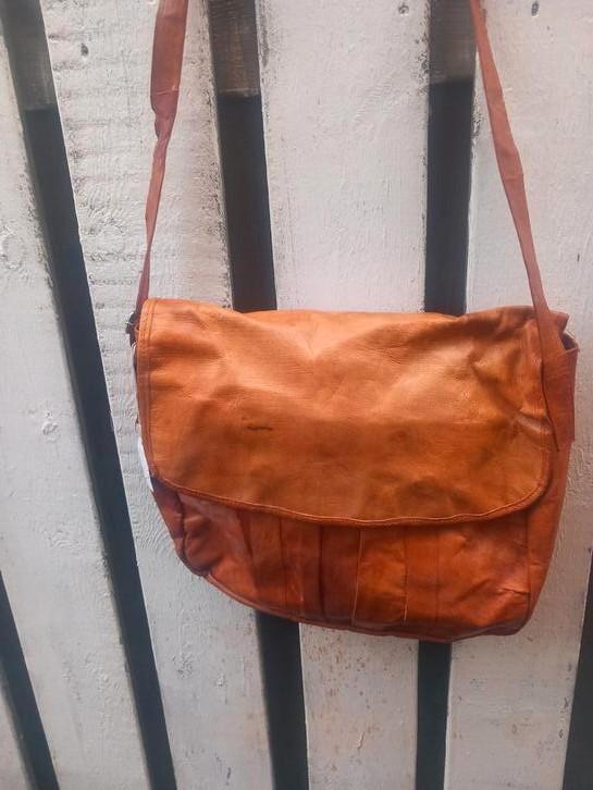 Geiten leren tas gevoerd met batik katoenen stof  Ghana, Sieraden, Tassen en Uiterlijk, Tassen | Damestassen, Nieuw, Overige typen