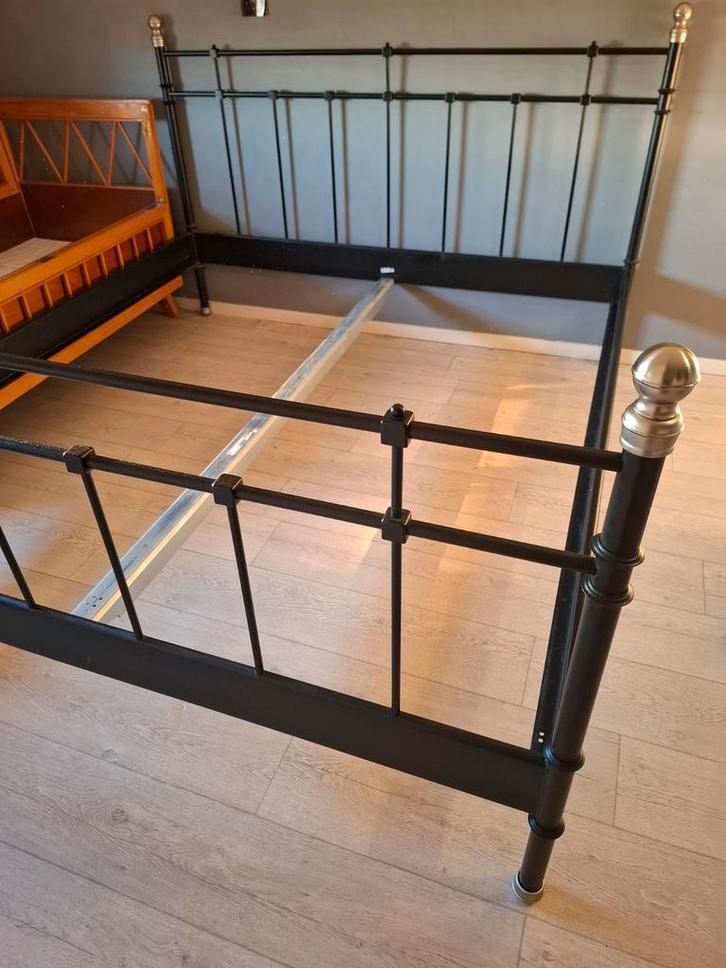 Svelvik IKEA bedframe, Huis en Inrichting, Slaapkamer | Bedden, Gebruikt, Tweepersoons, 180 cm, Hout, Ophalen