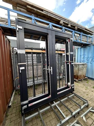 Kunststof dubbele deur 7016/9016  beschikbaar voor biedingen