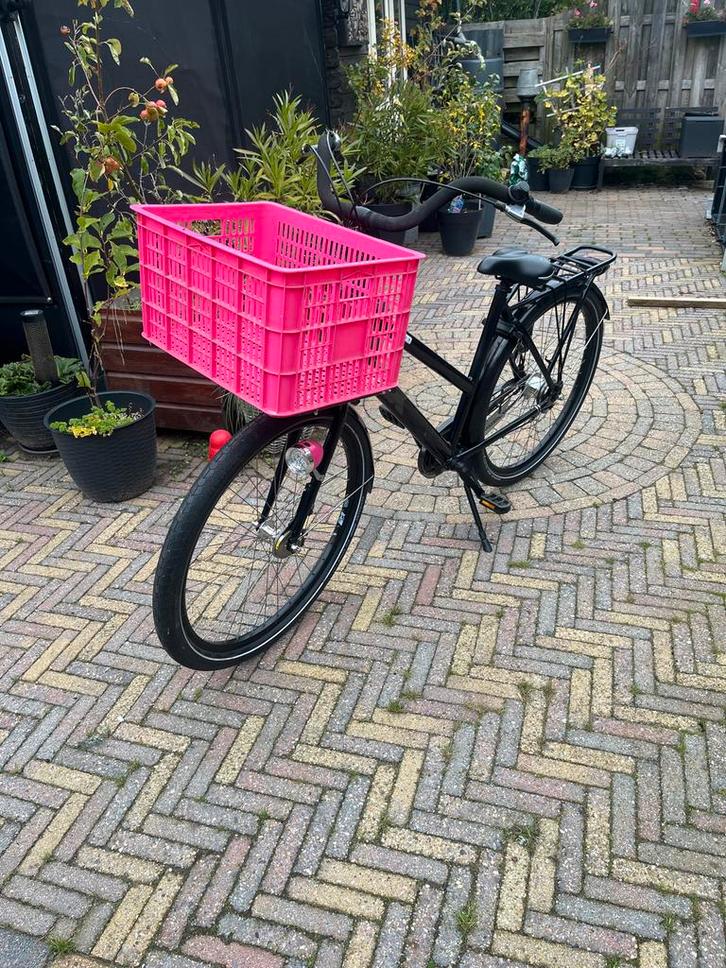 Zwarte Giant damesfiets met roze krat, Fietsen en Brommers, Fietsen | Dames | Damesfietsen, Gebruikt, Giant, Versnellingen, 53 tot 56 cm