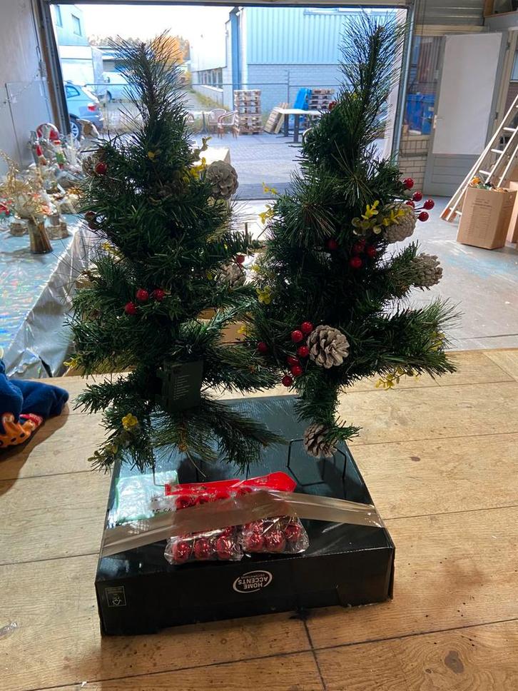 2 mini kerstbomen met lichtjes en ballen, Diversen, Kerst, Nieuw, Ophalen