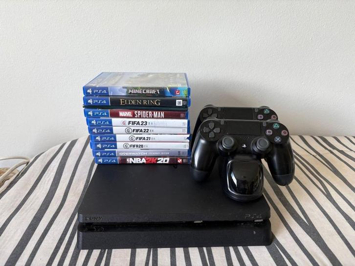 PS4 with games, controllers, and controller charging dock, Spelcomputers en Games, Spelcomputers | Sony PlayStation 4, Gebruikt