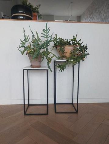 2x Hoge Plantentafel/Zuil Marmer Blad  beschikbaar voor biedingen