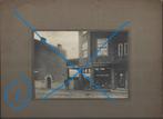 Foto op karton winkel motor fiets Den Haag, Verzenden, Foto, Zo goed als nieuw, Voor 1940