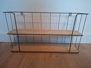 Houten wandrek met 2 planken beschikbaar voor biedingen