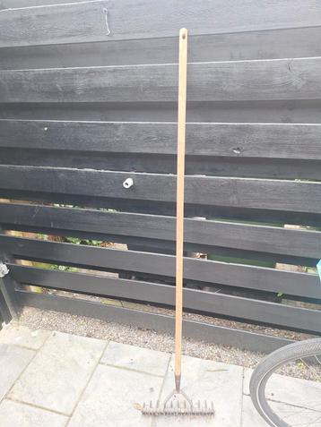 Verricuteerhark met lange steel beschikbaar voor biedingen