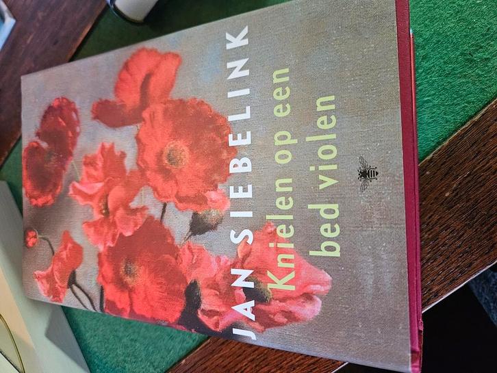 Jan Siebelink - Knielen op een bed violen, Boeken, Literatuur, Gelezen, Nederland, Ophalen of Verzenden