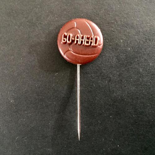 Voetbal Speldje Go-Ahead Bal, Verzamelen, Speldjes, Pins en Buttons, Zo goed als nieuw, Speldje of Pin, Sport, Ophalen of Verzenden