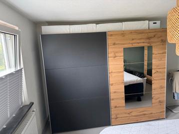 2 grote kledingkasten (schuifdeur) met spiegel beschikbaar voor biedingen