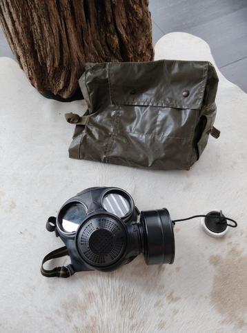 Vintage gasmasker in watervaste militaire tas beschikbaar voor biedingen