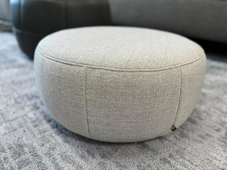 Nieuw Design on Stock Barrell 60 Poef Milton Freeze Hocker, Huis en Inrichting, Banken | Voetenbanken en Poefen, Nieuw, Rond, Stof