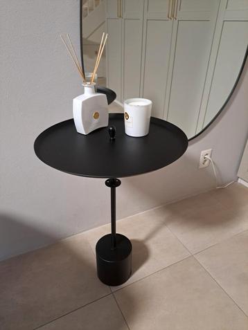 Stevig bijzettafeltje  beschikbaar voor biedingen