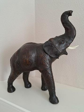 Vintage lederen olifant  beschikbaar voor biedingen