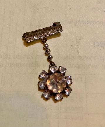 Vintage antieke strass broche costume Jewelry zilverkleurig beschikbaar voor biedingen
