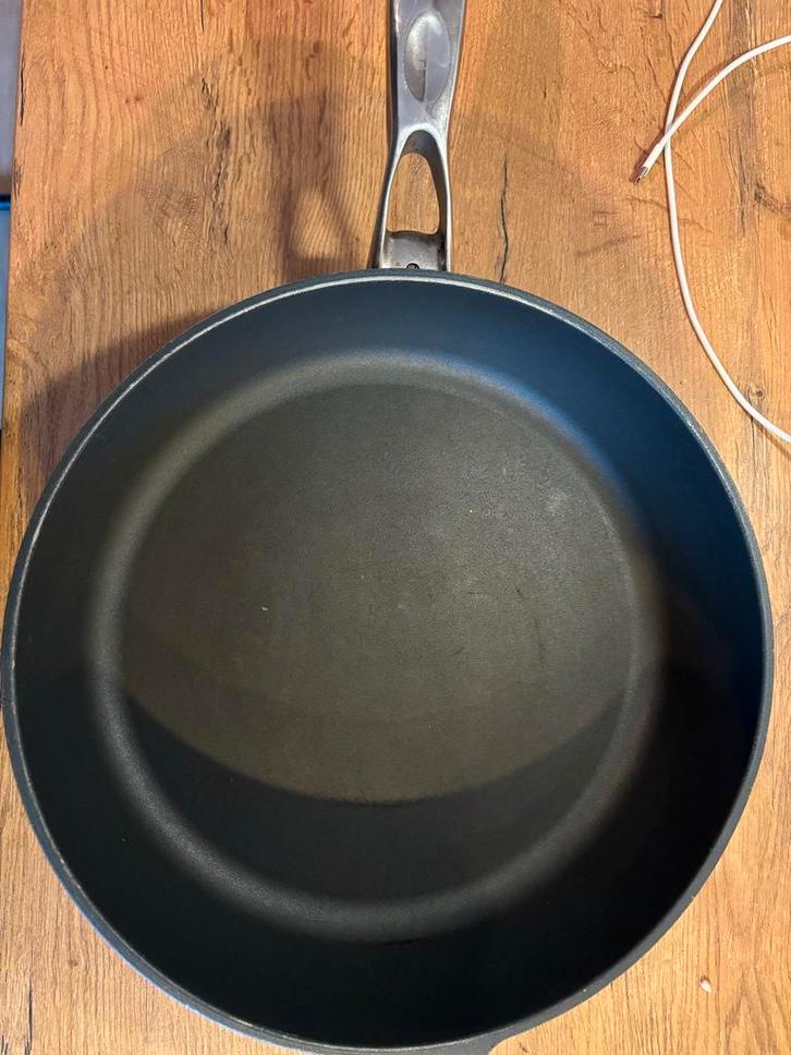 Pan Swiss Diamond 33cm Koekenpan, Huis en Inrichting, Keuken | Potten en Pannen, Gebruikt, Koekenpan of Braadpan, Aluminium, Inductieplaat