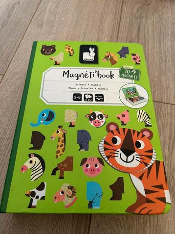 Magnetische puzzels in boek beschikbaar voor biedingen