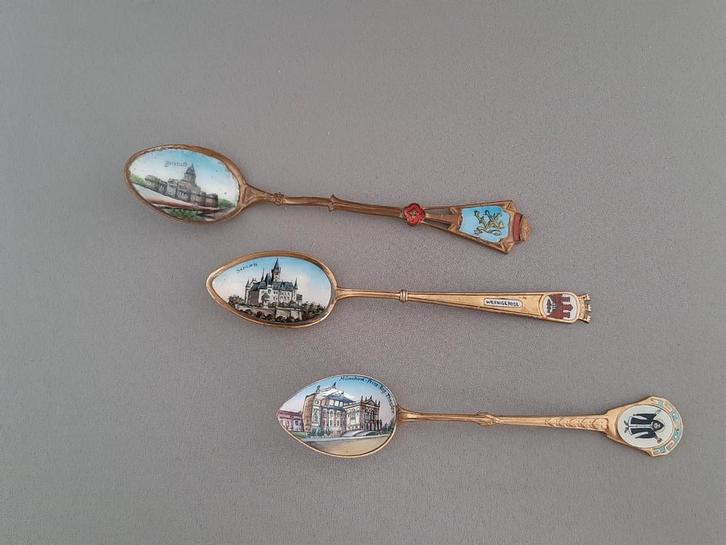 Koperen sierlepeltjes met geëmailleerde afbeelding, Verzamelen, Overige Verzamelen, Gebruikt, Ophalen of Verzenden