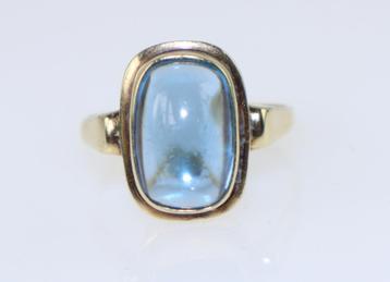 Antieke gouden ring met cabochon aquamarijnkleurig glas beschikbaar voor biedingen