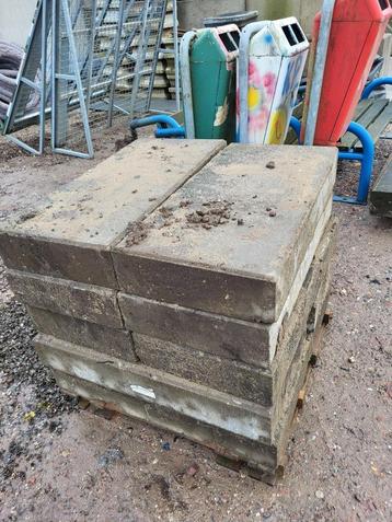 7 stuks gebruikte traptrede 100x60x16cm beschikbaar voor biedingen