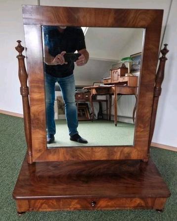 Mooie strakke Biedermeier kapspiegel mahonie beschikbaar voor biedingen