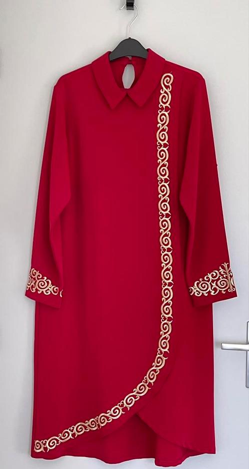 Mooie rood met goud geborduurd jurkje, Kleding | Dames, Gelegenheidskleding, Zo goed als nieuw, Rood, Ophalen of Verzenden
