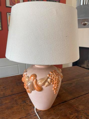 Schemerlamp, bloemenvaas en fruitschaal beschikbaar voor biedingen