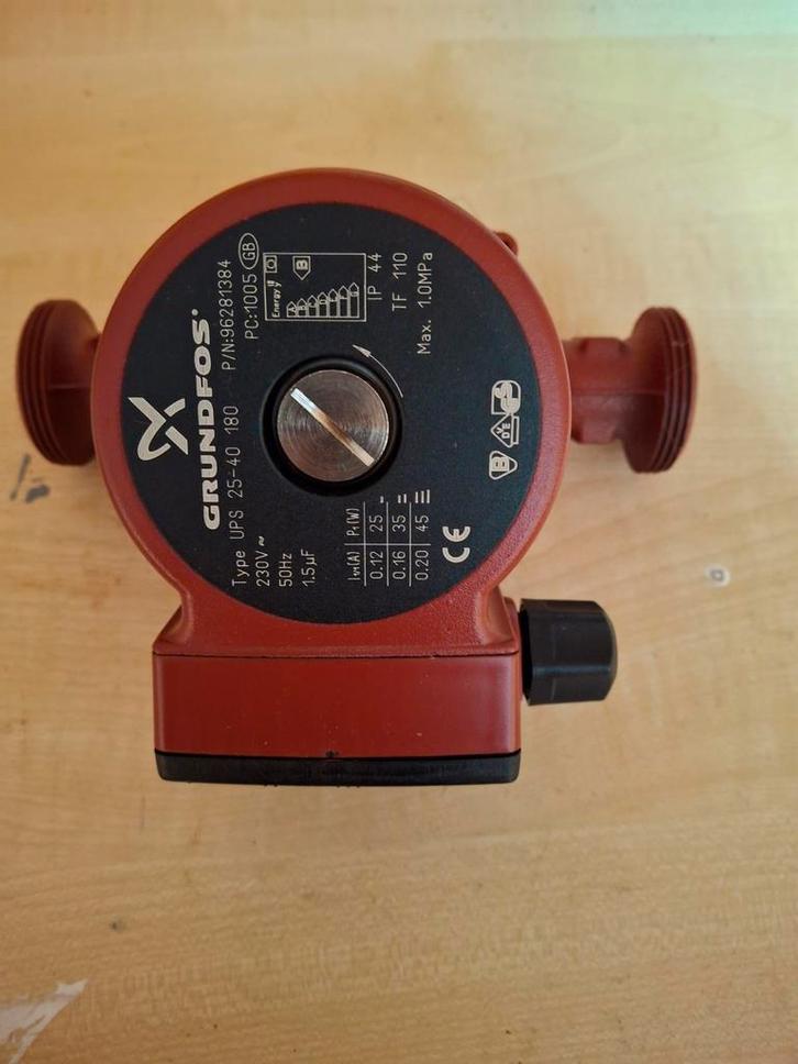 Grundfos UPS 25-40 180 Circulatiepomp(Nieuw in doos), Doe-het-zelf en Verbouw, Verwarming en Radiatoren, Gebruikt, Cv-ketel of Combi-ketel