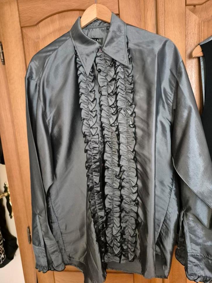 Grijs zilverkleurig overhemd met ruches - HIM - Maat L, Kleding | Heren, Overhemden, Zo goed als nieuw, Halswijdte 41/42 (L), Grijs