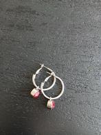 Mooie oorbel met rode steen, Sieraden, Tassen en Uiterlijk, Oorbellen, Ophalen, Overige materialen, Hangers, Zo goed als nieuw