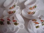 9 Arcopal kop en schotels met groentemotief jaren 70, Ophalen of Verzenden, Overige stijlen, Kop(pen) en/of Schotel(s), Glas
