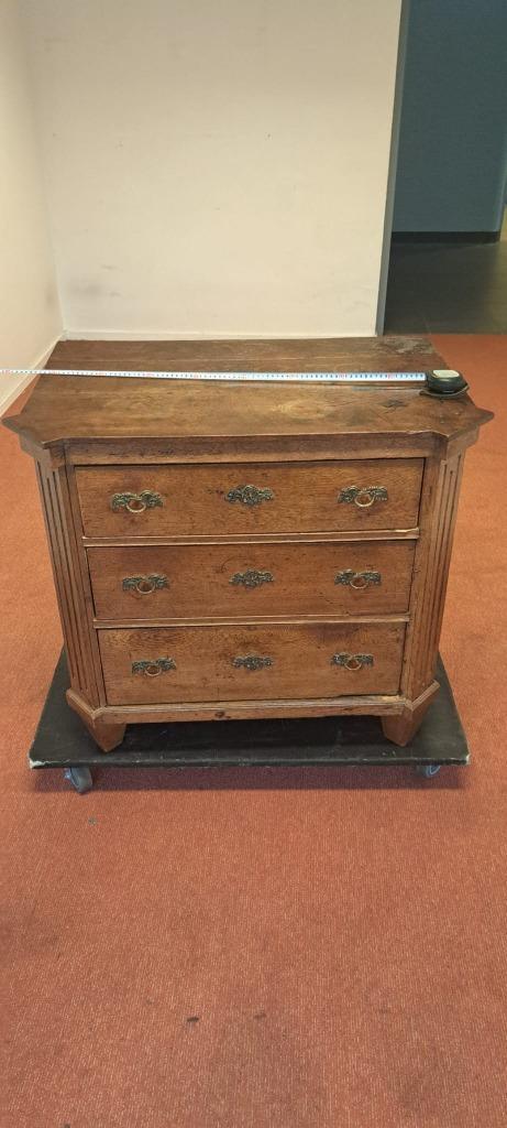 Vintage houten ladekast met messing grepen, Huis en Inrichting, Kasten | Ladekasten, Gebruikt, Minder dan 100 cm, 50 tot 100 cm