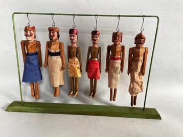 6 Kleine antieke houten ridder marionetten aan een rekje beschikbaar voor biedingen