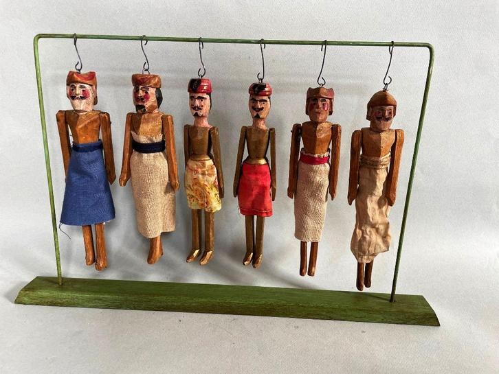 6 Kleine antieke houten ridder marionetten aan een rekje, Antiek en Kunst, Antiek | Speelgoed, Ophalen of Verzenden