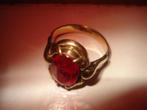 gouden ring met rode steen  8  kt, Verzenden, Zo goed als nieuw, 17 tot 18, Dame