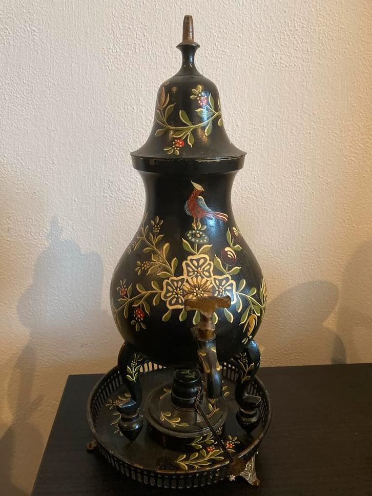 Antieke gelakte tinnen kraantjeskan op komfoor, Antiek en Kunst, Antiek | Woonaccessoires, Ophalen of Verzenden