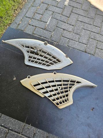Plastik maantjes. beschikbaar voor biedingen