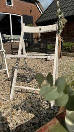 TE HUUR witte houten klapstoelen / ceremoniestoelen, Ophalen of Verzenden, Nieuw, Geboorte of Huwelijk