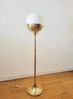 Messing vloerlamp en opaline glas van Vereinigte Werkstätten, Gebruikt, Mid Century Modern, Vintage design, Ophalen of Verzenden