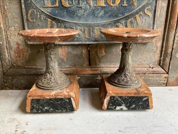 2 antieke marmeren standaards *tres jolie Duiven* beschikbaar voor biedingen