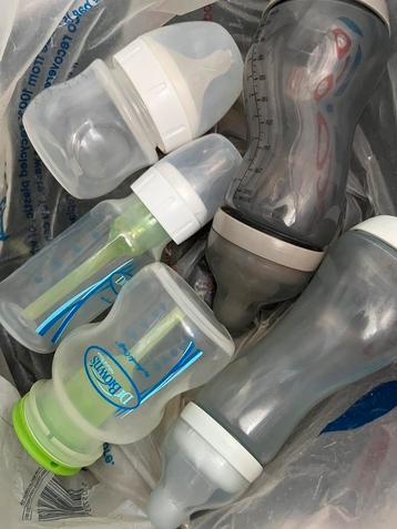 Free assortment of baby bottles/gratis mix van baby flesjes beschikbaar voor biedingen
