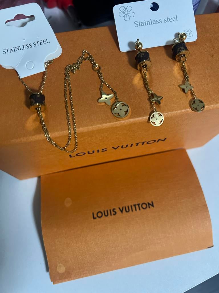Louis Vuitton Oorbellen & Ketting Set - Nieuw!, Nieuw, Ophalen of Verzenden, Goud, Overige materialen