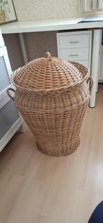 Rieten wasmand – met deksel & voering, Huis en Inrichting, Woonaccessoires | Schalen en Manden, Ophalen, Zo goed als nieuw, Rond