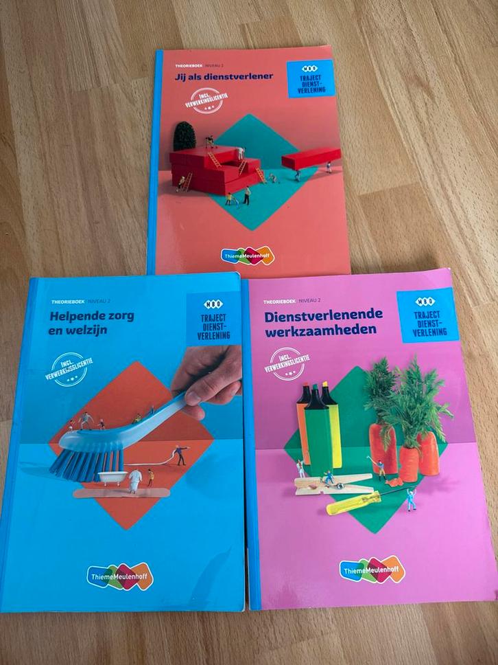 Helpende zorg boeken Niveau 2, Boeken, Schoolboeken, Zo goed als nieuw, Overige vakken, Overige niveaus, Ophalen