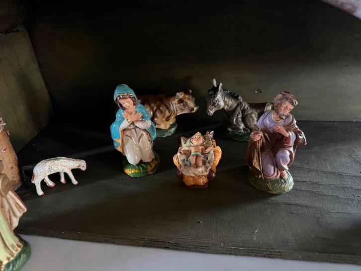 Kerststal met antieke beeldjes  (circa 70 jaar oud), Diversen, Kerst, Gebruikt, Ophalen of Verzenden