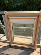 Velux tuimelvenster 78x98 binnenkant hout gelakt + luxaflex, Doe-het-zelf en Verbouw, Ophalen, Gebruikt, Minder dan 80 cm, 80 tot 120 cm